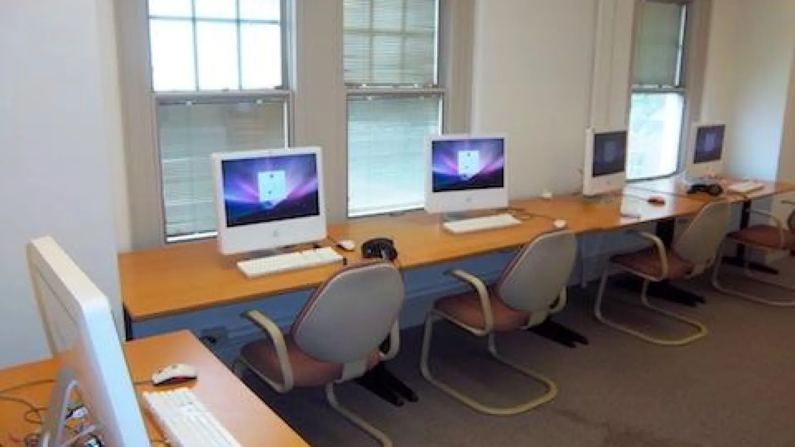 Work stations in the Aquarium Computing Lab (1 of 2)